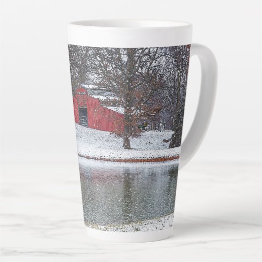 Tasse Latte Grange Rouge Dans La Neige (Angle droit)