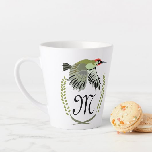 Tasse Latte Green woodpecker à Flight monogram (En situation)