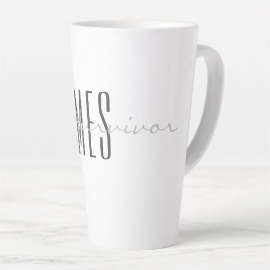 Tasse Latte Gris, Monogramme, Script Je suis un survivant 17oz (Angle droit)