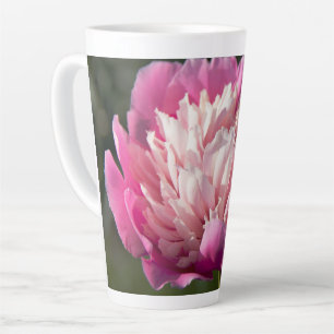 Tasse Latte Grosse fleur rose de pivoine dans la photo du jour
