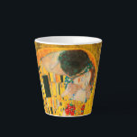 Tasse Latte Gustav Klimt Le Baiser<br><div class="desc">Latte Mug représentant la peinture à l’huile de Gustav Klimt avec la feuille d’or The Kiss (1908). Un homme et une femme,  aux couleurs dorées brillantes,  embrassent et embrassent avec amour dans un champ de fleurs. Un grand cadeau pour les amateurs d'art Art Nouveau et autrichien.</div>