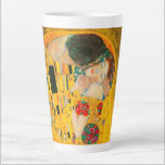 Tasse Latte Gustav Klimt Le Baiser<br><div class="desc">Latte Mug représentant la peinture à l’huile de Gustav Klimt avec la feuille d’or The Kiss (1908). Un homme et une femme, aux couleurs dorées brillantes, embrassent et embrassent avec amour dans un champ de fleurs. Un grand cadeau pour les amateurs d'art Art Nouveau et autrichien.</div>