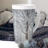 Tasse Latte Hêtre majestueux dans la forêt d'hiver