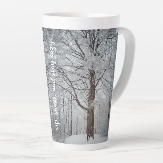 Tasse Latte Hêtre majestueux dans la forêt d'hiver (Angle droit)