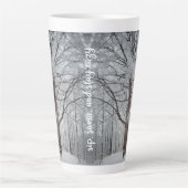 Tasse Latte Hêtre majestueux dans la forêt d'hiver (Devant)