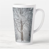 Tasse Latte Hêtre majestueux dans la forêt d'hiver (Droite)