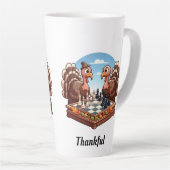 Tasse Latte Heureux, la Turquie joue aux échecs (Angle droit)