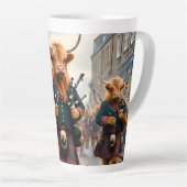 Tasse Latte Highland Harmony : Bagpipe Highland Cow Band (Angle droit)