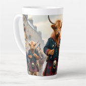 Tasse Latte Highland Harmony : Bagpipe Highland Cow Band (Angle gauche)