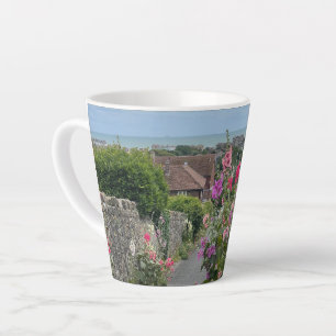 Tasse Latte Hollyhocks le long du mur de l'église St Leonards