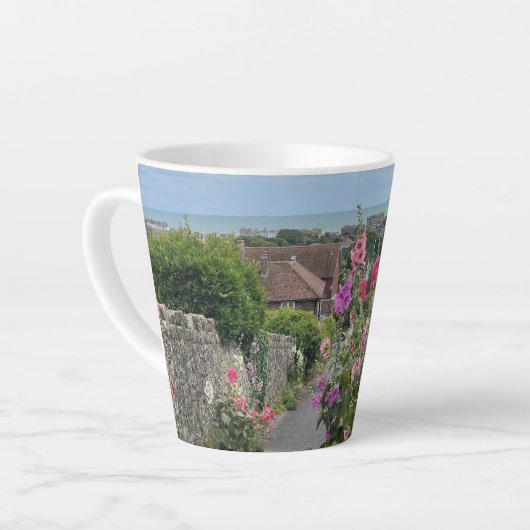 Tasse Latte Hollyhocks le long du mur de l'église St Leonards  (Angle gauche)