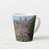 Tasse Latte Hollyhocks le long du mur de l'église St Leonards  (Angle droit)
