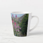 Tasse Latte Hollyhocks le long du mur de l'église St Leonards  (Droite)