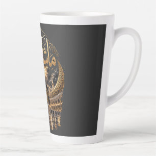 Tasse Latte Homme musulman priant à l'intérieur d'une mosquée
