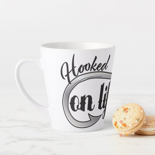 Tasse Latte "Hooked On Life" hook illustration, personalize (En situation)