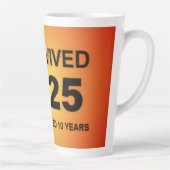 Tasse Latte I Survived 2025  (Droite)