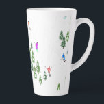 Tasse Latte Illustration de skieurs alpins colorés<br><div class="desc">Illustration hivernale cool d'une station de ski remplie de skieurs en vêtements rétro,  ski entre les épinettes et les sapins recouverts de neige. Super fun hiver retro ski art noël ou design de nouvelles années pour tous les amateurs de sports d'hiver et de plein air.</div>