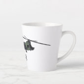 Tasse Latte Illustration d'un hélicoptère de l'armée de Chinoo (Droite)