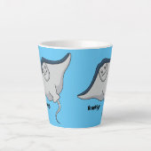 Tasse Latte Illustration d'une caricature de poisson stingray (Devant)