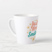 Tasse Latte Inspirational "Just Keep Smiling" Floral (Angle gauche)