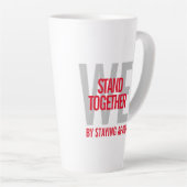 Tasse Latte Ironique Nous Sommes Ensemble En Restant Éloignés (Angle droit)