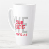Tasse Latte Ironique Nous Sommes Ensemble En Restant Éloignés (Angle gauche)
