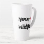 Tasse Latte J'ai donné mon coeur à un pompier texte noir (Angle droit)
