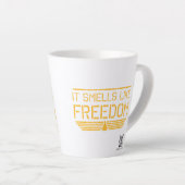 Tasse Latte J'Aime L'Odeur Du Jet Fuel Small Latte Cup (Angle droit)