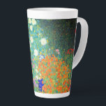 Tasse Latte Jardin aux fleurs Gustav Klimt<br><div class="desc">Latte Mug avec la peinture à l’huile de Gustav Klimt Jardin aux fleurs (1906). Un beau jardin de fleurs violettes,  rouges,  blanches,  bleues et oranges. Un grand cadeau pour les amateurs d'art Art Nouveau et autrichien.</div>