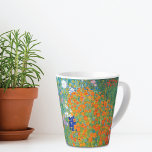 Tasse Latte Jardin de fleurs Paysage Gustav Klimt<br><div class="desc">Une tasse en latte avec la peinture paysagère de l'artiste autrichien Gustav Klimt,  Jardin aux fleurs ou Bauerngarten,  (1907). Un beau jardin fleuri de fleurs en orange et violet,  dont des maîtres et des pétunias.</div>