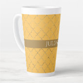 Tasse Latte Joli Daffodil Gold Quatrefoil Personnalisé (Angle gauche)