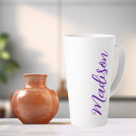 Tasse Latte Joli Purple Votre Nom Script manuscrit Personnalis<br><div class="desc">Une jolie tasse en latte violette personnalisée pour une fille ou un gars qui aime les cadeaux simples et écrits à la main. Beau script cursif sur le côté de votre bouteille en épelant votre nom dans la jolie typographie.</div>