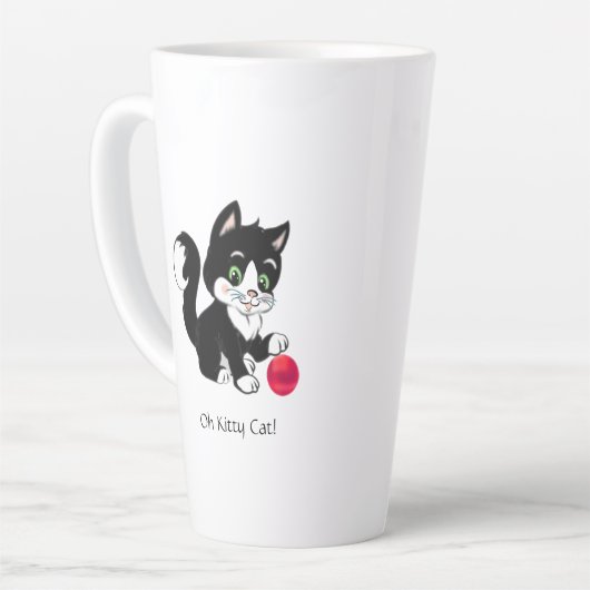 Tasse Latte Joli tuxedo noir & blanc chat chaton avec balle ro (Angle gauche)