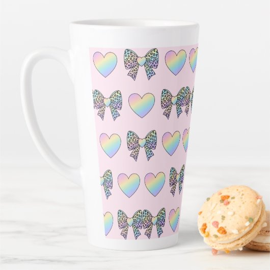Tasse Latte jolis cœurs arc-en-ciel doux motif dégradé pastel (En situation)