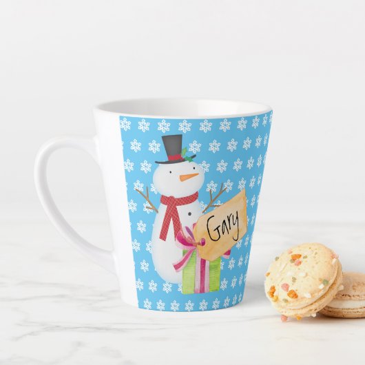 Tasse Latte Jolly Snowman Avec Un Cadeau De Noël (En situation)