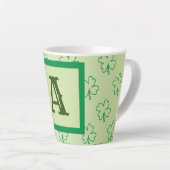 Tasse Latte Joyeux shamrock de trèfle St Patrick (Angle droit)