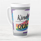 Tasse Latte Kindness is Queer - Conçu par ShelloCB (Angle gauche)