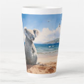 Tasse Latte Koala sur une plage de sable (Devant)