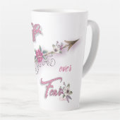 Tasse Latte La foi au-dessus de la peur (Angle droit)