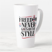 Tasse Latte la liberté ne va jamais dans le style (Angle droit)