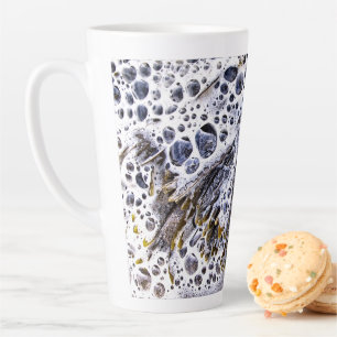 TASSE LATTE LA PLAGE, ALGUES, EAU ET SABLE