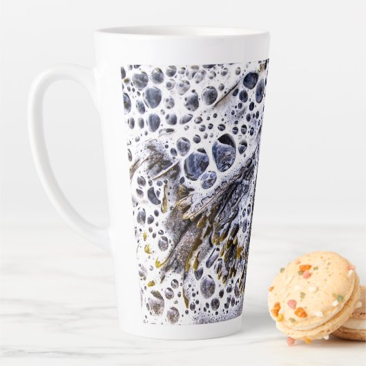 TASSE LATTE LA PLAGE, ALGUES, EAU ET SABLE (En situation)