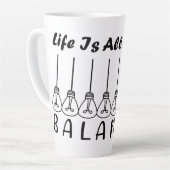 Tasse Latte La vie, c'est l'équilibre de l'inspiration de moti (Angle gauche)