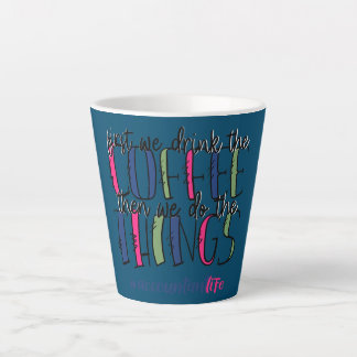 Tasse Latte La vie de comptable d'abord on boit du café puis o