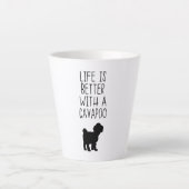 Tasse Latte La Vie Est Meilleure Avec Un Cavapoo (Devant)