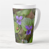 Tasse Latte Ladybug sur les fleurs de violet doux (Angle droit)