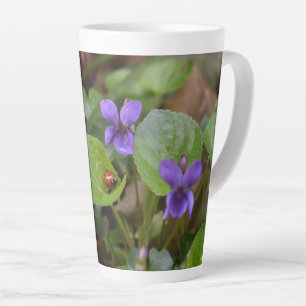 Tasse Latte Ladybug sur les fleurs de violet doux