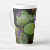 Tasse Latte Ladybug sur les fleurs de violet doux (Angle gauche)