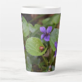 Tasse Latte Ladybug sur les fleurs de violet doux (Devant)