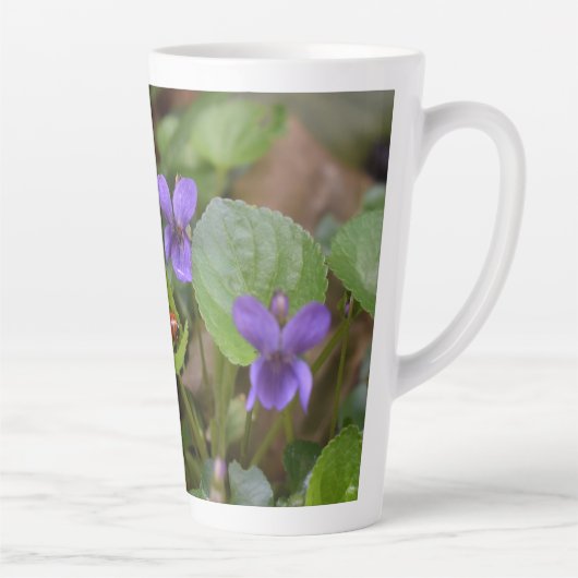 Tasse Latte Ladybug sur les fleurs de violet doux (Droite)